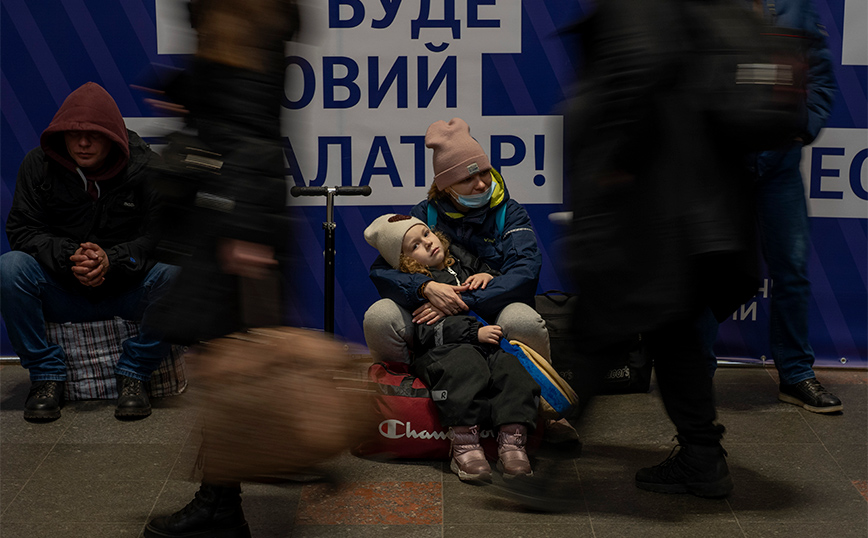 Χιλιάδες άνθρωποι στον σιδηροδρομικό σταθμό του Κιέβου &#8211; «Είναι η τελευταία ασφαλής μέρα, προσπαθούμε να φύγουμε»