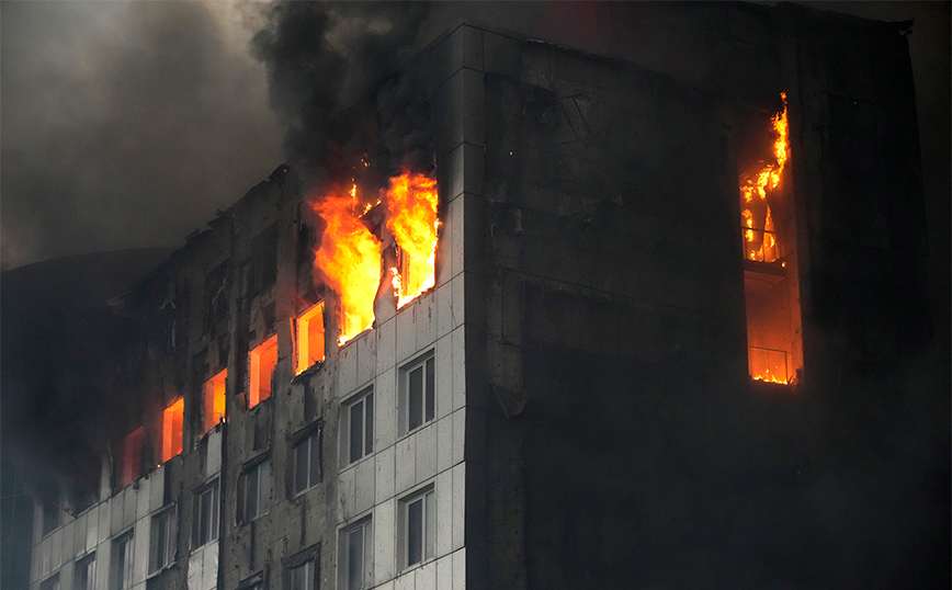 Βομβαρδισμοί τώρα στο Μικολάγιεφ: Φόβος ότι μπορεί να κοπεί η Ουκρανία στη μέση