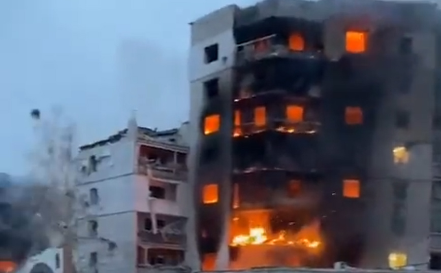 Πόλεμος στην Ουκρανία: Βίντεο με φωτιά και καταστροφές σε σπίτια στη Μποροντιάνκα &#8211; «Έριξαν 3 ή 4 βόμβες»