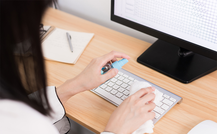 Καθαρίζοντας το πληκτρολόγιο του υπολογιστή Καθαρίζοντας το πληκτρολόγιο του υπολογιστή