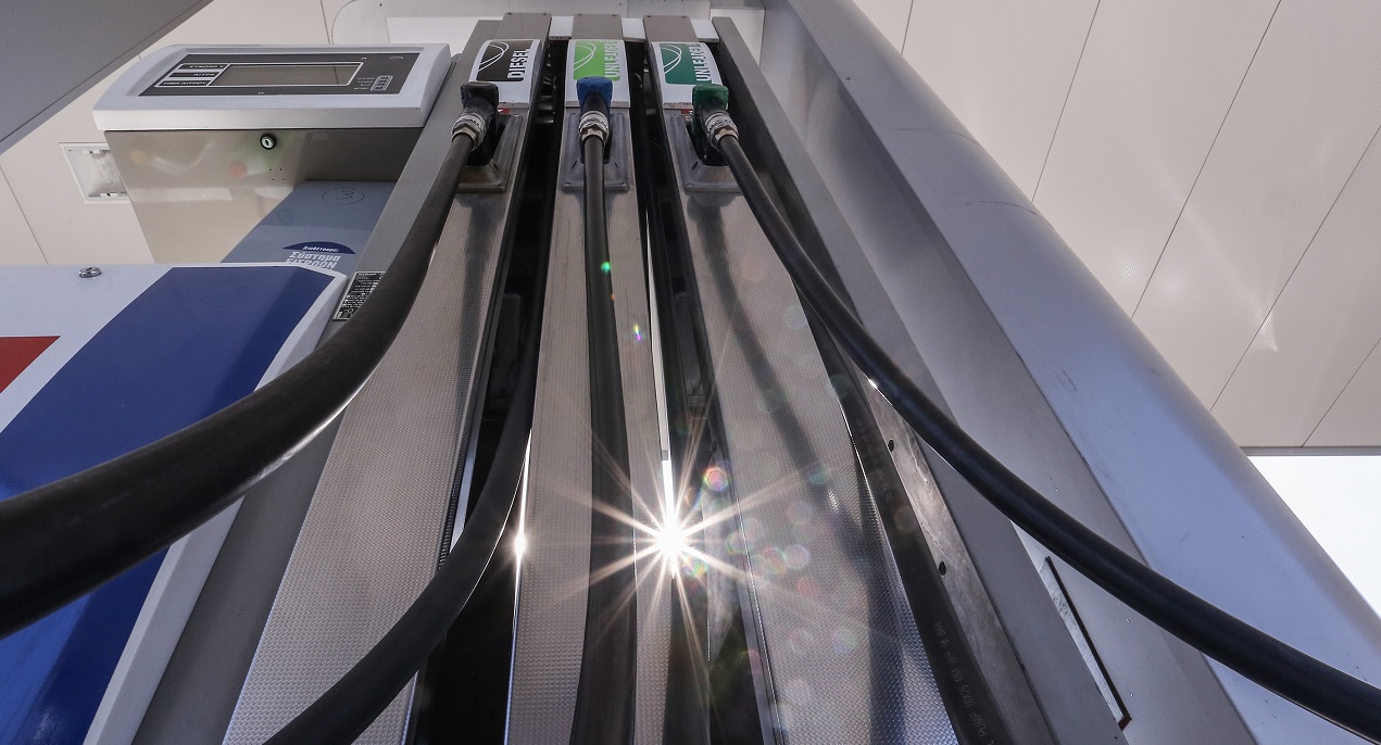 Fuel pass: Αντίστροφη μέτρηση για το επίδομα καυσίμων – Ποιοι θα βάλουν 100 ευρώ στο ντεπόζιτο