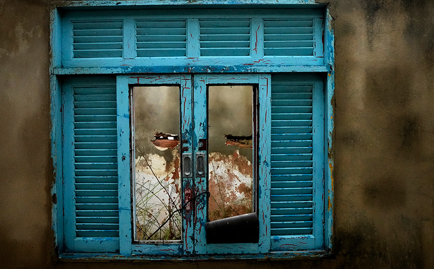 Ένα παλιό μπλε παράθυρο Ένα παλιό μπλε παράθυρο