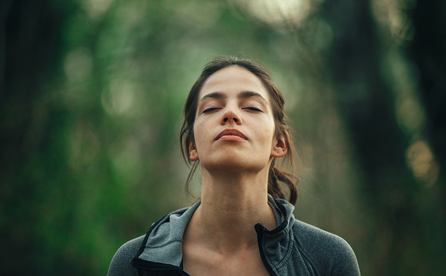Γυναίκα σε εξωτερικό χώρο Γυναίκα σε εξωτερικό χώρο