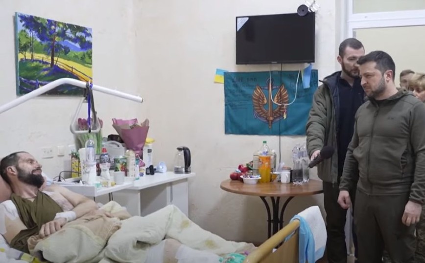Ουκρανία: Σε πολεμικό νοσοκομείο ο Ζελένσκι  – Συνομίλησε και απένειμε βραβεία σε τραυματίες υπερασπιστές της χώρας