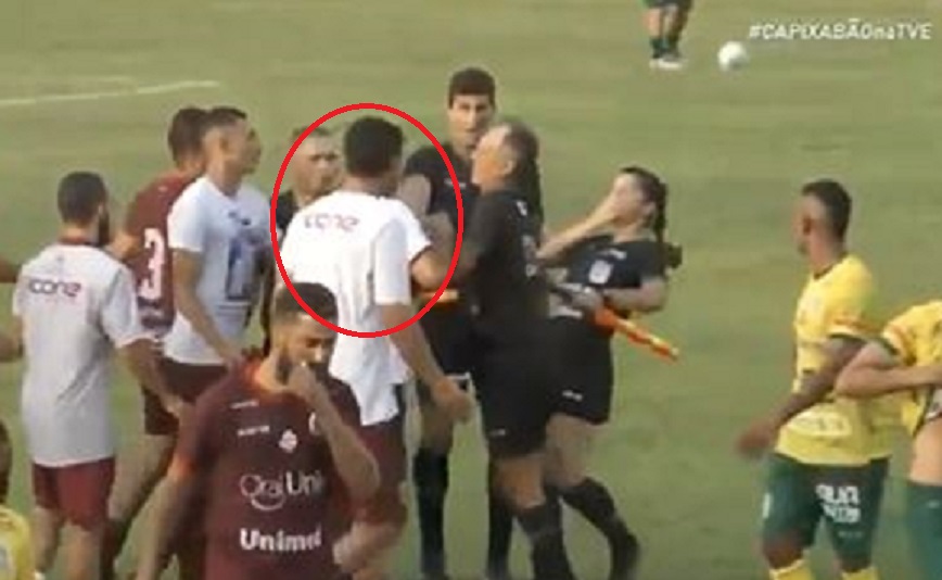 Βραζιλία: Προπονητής κουτούλησε γυναίκα βοηθό διαιτητή, γιατί υπέδειξε παίκτη για κάρτα