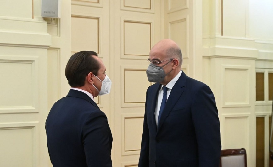 Δένδιας: Συναντήθηκε με τον Ουκρανό πρέσβη – Συζήτησαν για τις εξελίξεις στο πόλεμο στην Ουκρανία