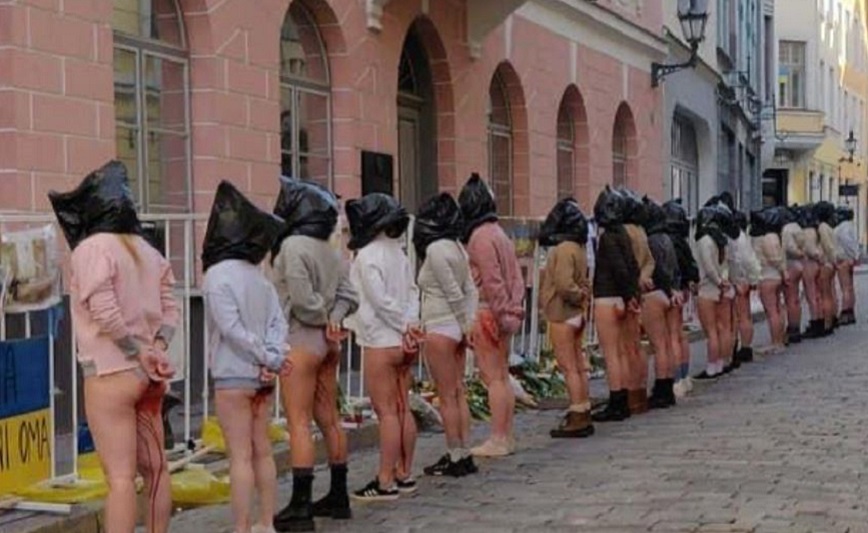 Διαμαρτυρία γυναικών με ματωμένα ρούχα στην ρωσική πρεσβεία της Εσθονίας για τους βιασμούς στην Ουκρανία