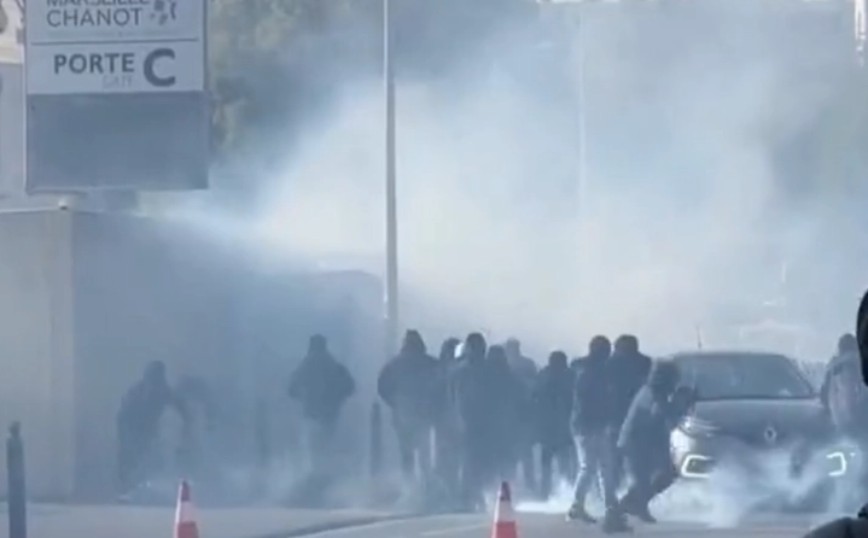 Μαρσέιγ – ΠΑΟΚ: Επεισόδια τώρα και χρήση χημικών κοντά στο Βελοντρόμ – Δείτε βίντεο