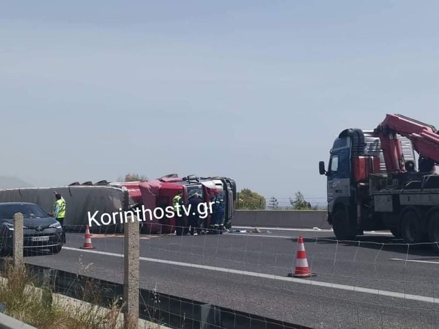 Ανατροπή νταλίκας στην Αθηνών-Κορίνθου: Εγκλωβισμένος ο οδηγός – Μποτιλιάρισμα χιλιομέτρων
