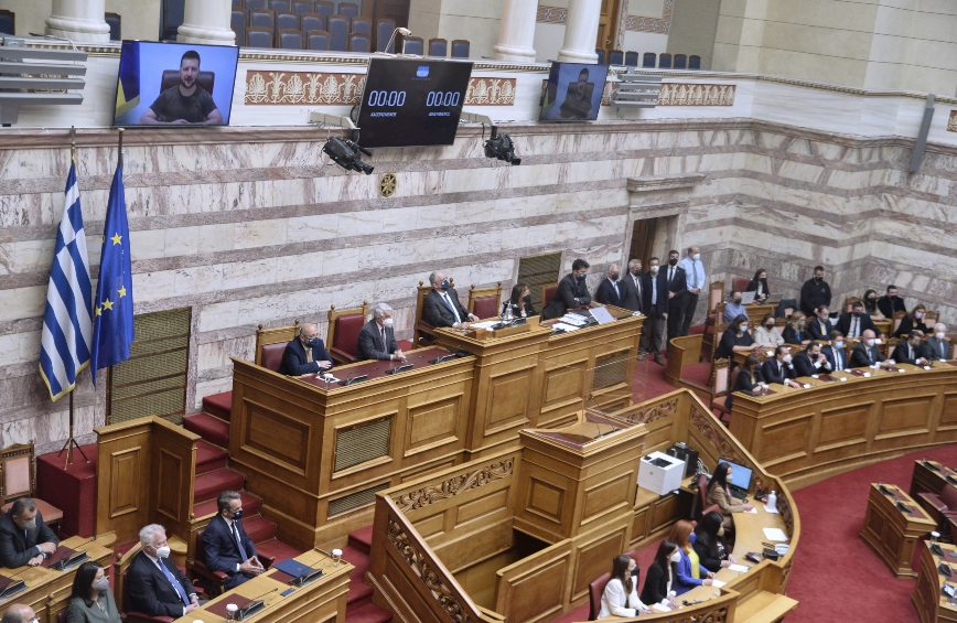 Κυβερνητικές πηγές για τις αντιδράσεις στην ομιλία Ζελένσκι: Εικόνα ντροπής