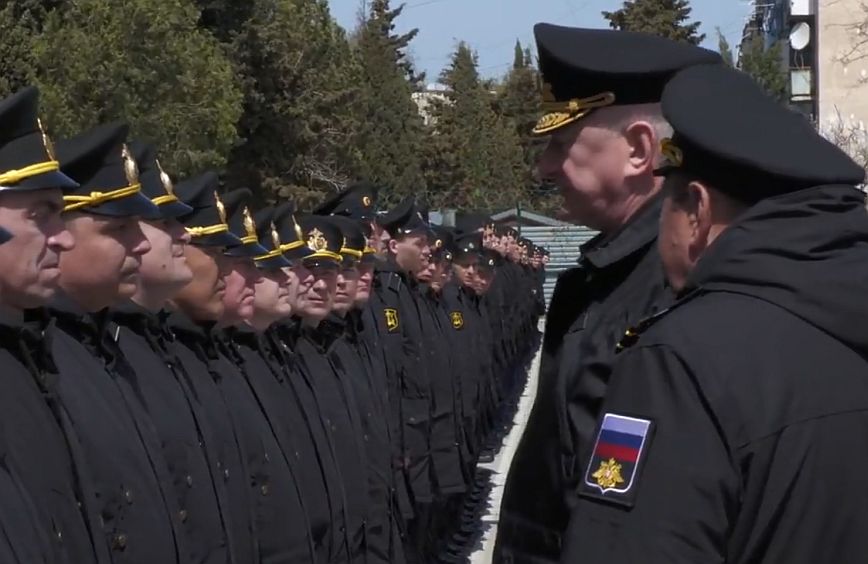 Ρωσία: Ο αρχηγός του Πολεμικού Ναυτικού συναντήθηκε με μέλη του πληρώματος του καταδρομικού Moskva – Δείτε βίντεο