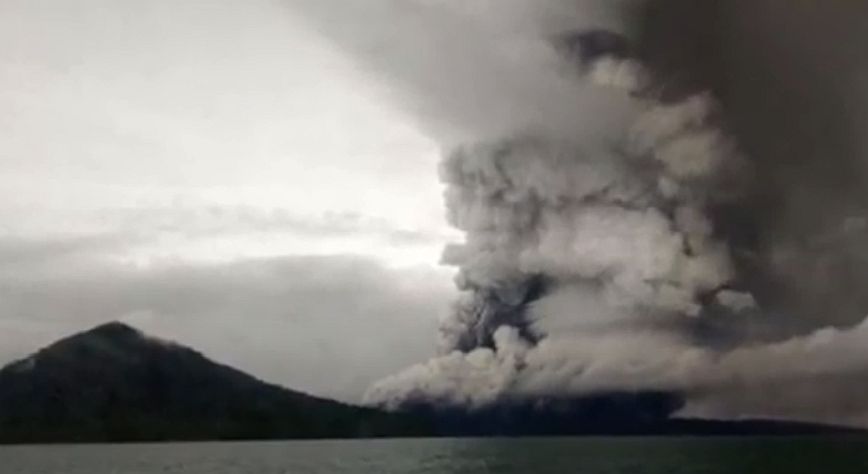 Ινδονησία: Εξερράγη το ηφαίστειο Ανάκ Κρακατόα προκαλώντας σύννεφο τέφρας ύψους 3 χιλιομέτρων &#8211; Δείτε βίντεο