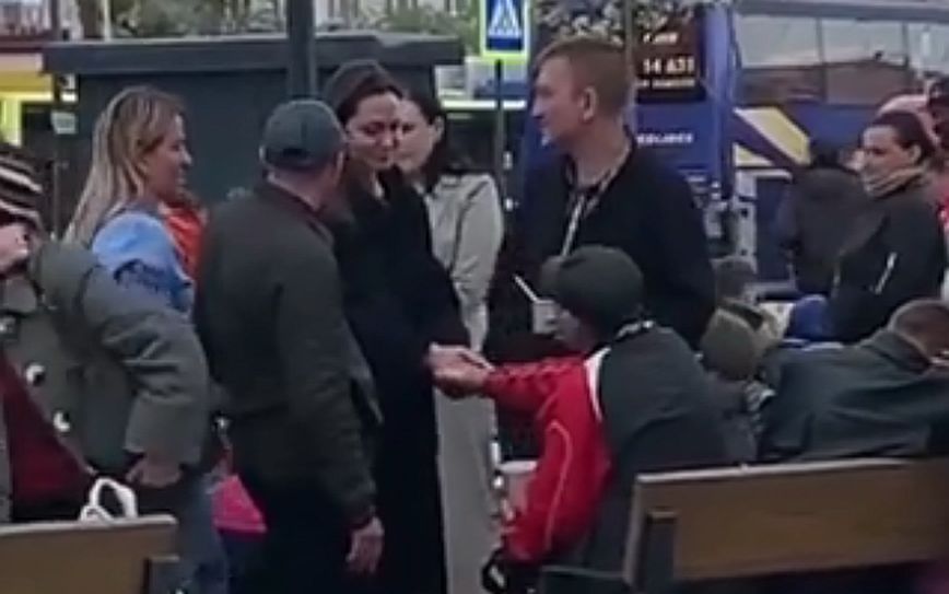 Αντζελίνα Τζολί: Βρίσκεται στην Ουκρανία – Εθεάθη σε καφέ και στον σιδηροδρομικό σταθμό της πόλης Λβίβ