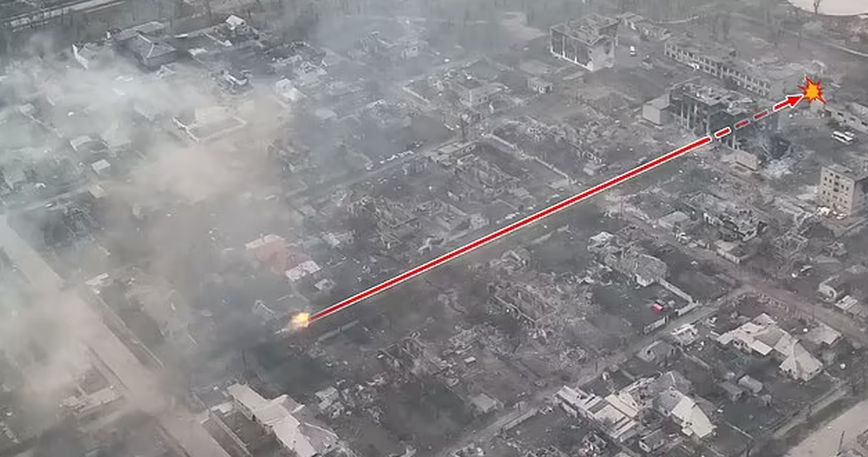 ουκρανικό τανκ διαλύει ρωσικό όχημα