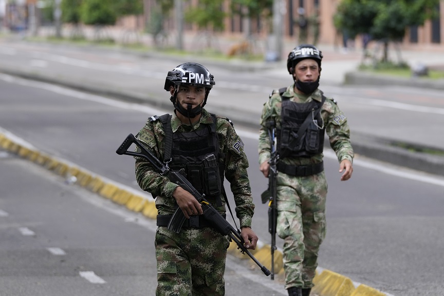 Τέσσερις στρατιώτες σκοτώθηκαν σε μάχη με μέλη συμμορίας στην Κολομβία