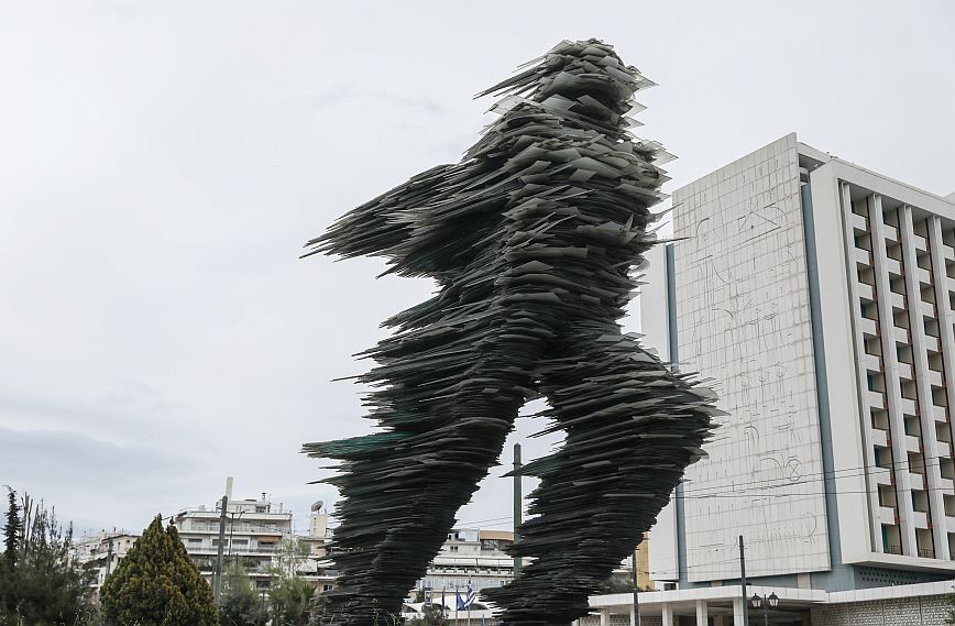 Ο «Δρομέας» του Κώστα Βαρώτσου επιστρέφει μετά από 33 ολόκληρα χρόνια στην Ομόνοια