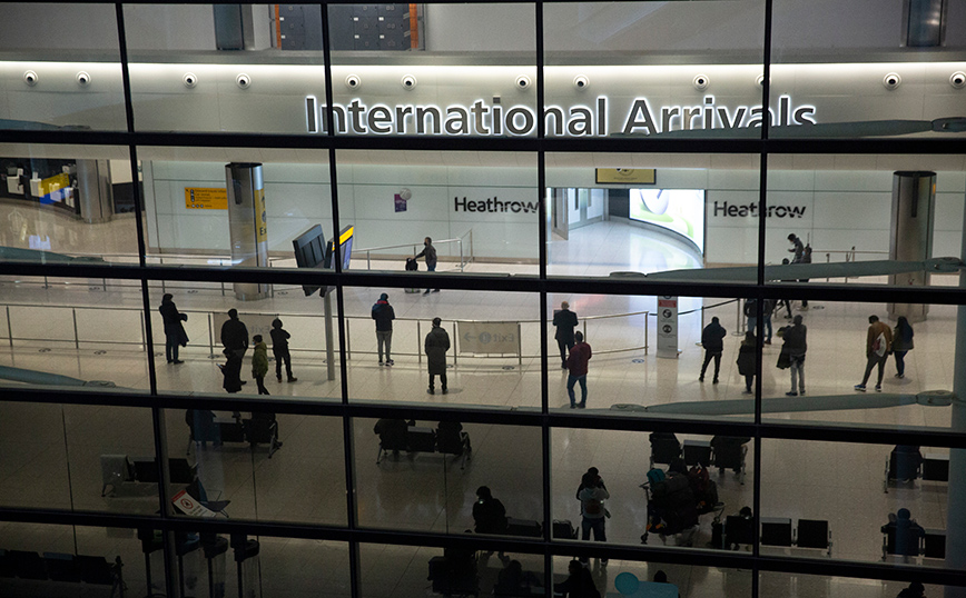 Το Λονδίνο αφήνει πίσω του την πανδημία: Γεμάτο ταξιδιώτες ξανά το Χίθροου
