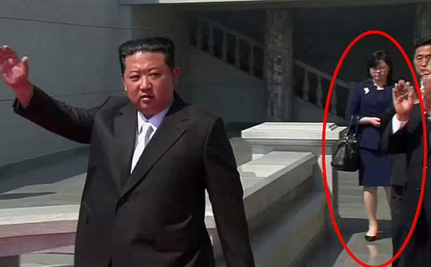 Ο Κιμ Γιονγκ Ουν και μυστηριώδης γυναίκα