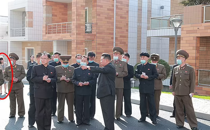 Ο Κιμ Γιονγκ Ουν και μυστηριώδης γυναίκα