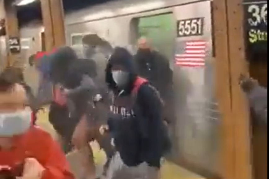 Νέα Υόρκη: Καρέ καρέ η στιγμή του τρόμου με τους πυροβολισμούς στο μετρό &#8211; Βγαίνουν τρέχοντας οι επιβάτες από το βαγόνι