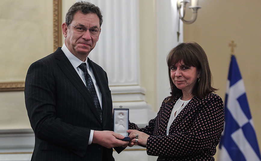 Τον Μπουρλά παρασημοφόρησε η κ. Σακελλαροπούλου για την επιτυχή ανάπτυξη του εμβολίου κατά του κορονοϊού Τον Μπουρλά παρασημοφόρησε η κ. Σακελλαροπούλου για την επιτυχή ανάπτυξη του εμβολίου κατά του κορονοϊού