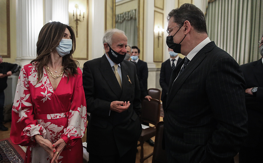 Τον Μπουρλά παρασημοφόρησε η κ. Σακελλαροπούλου για την επιτυχή ανάπτυξη του εμβολίου κατά του κορονοϊού Τον Μπουρλά παρασημοφόρησε η κ. Σακελλαροπούλου για την επιτυχή ανάπτυξη του εμβολίου κατά του κορονοϊού