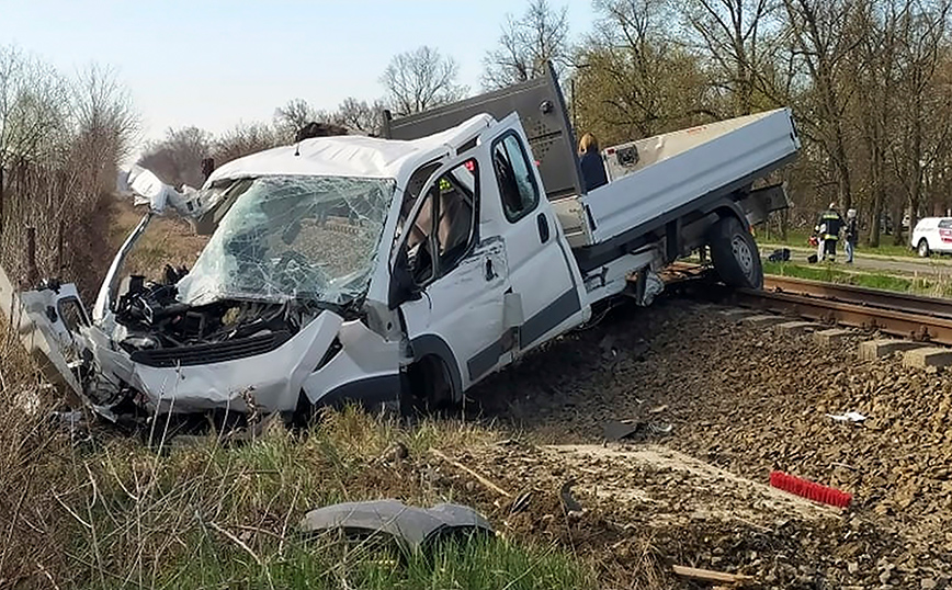 Φορτηγό συγκρούστηκε με τρένο στην Ουγγαρία Φορτηγό συγκρούστηκε με τρένο στην Ουγγαρία
