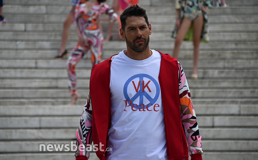 Βασίλειος Κωστέτσος: Επίδειξη στο Σύνταγμα για τον πόλεμο στην Ουκρανία