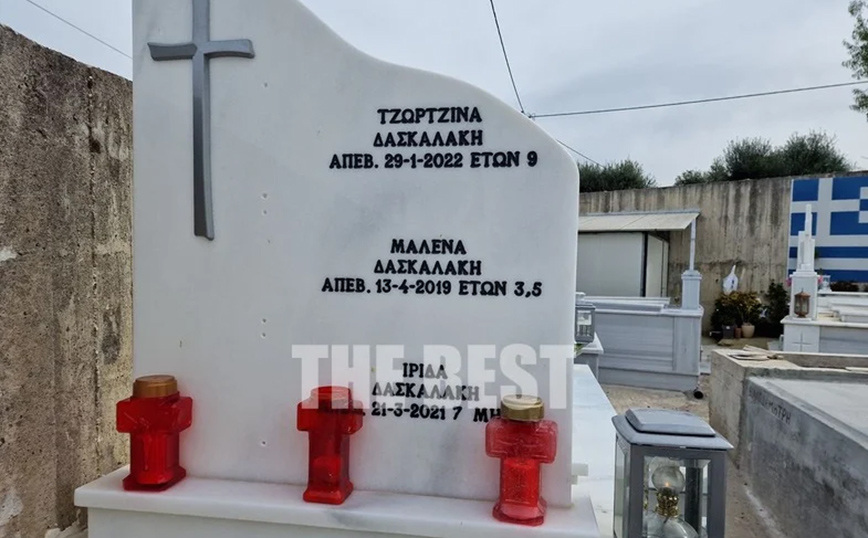 Παιχνίδια και λουλούδια στο μνήμα των τριών παιδιών στην Πάτρα Παιχνίδια και λουλούδια στο μνήμα των τριών παιδιών στην Πάτρα