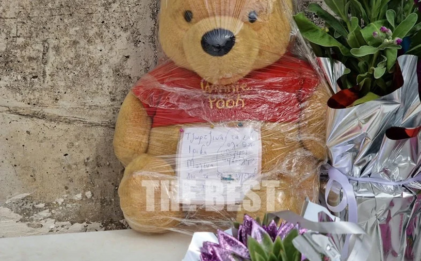 Παιχνίδια και λουλούδια στο μνήμα των τριών παιδιών στην Πάτρα Παιχνίδια και λουλούδια στο μνήμα των τριών παιδιών στην Πάτρα