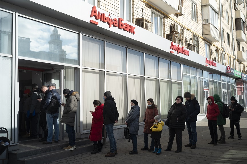 Πόλεμος στην Ουκρανία: Οι κυρώσεις των ΗΠΑ σε τράπεζες της Ρωσίας πλήττουν «απλούς πολίτες»