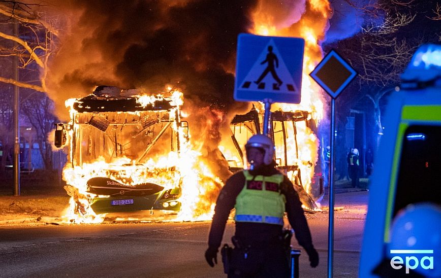 Σουηδία: Τρεις τραυματίες από σφαίρες σε σφοδρές συγκρούσεις αστυνομίας και διαδηλωτών