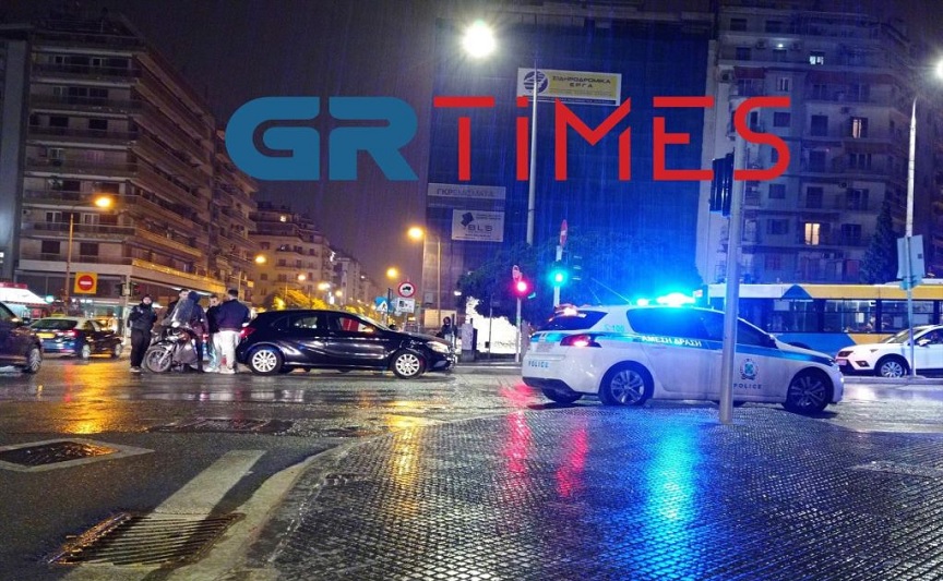 Θεσσαλονίκη: Σφοδρή σύγκρουση αυτοκινήτου με μηχανή