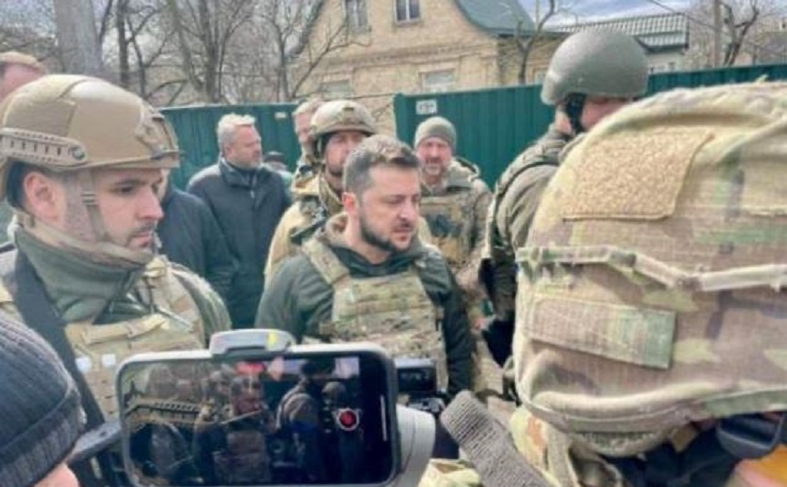 Πόλεμος στην Ουκρανία: Ο Ζελένσκι επισκέφθηκε την Μπούκα &#8211; Κατηγορεί την Ρωσία για εγκλήματα πολέμου