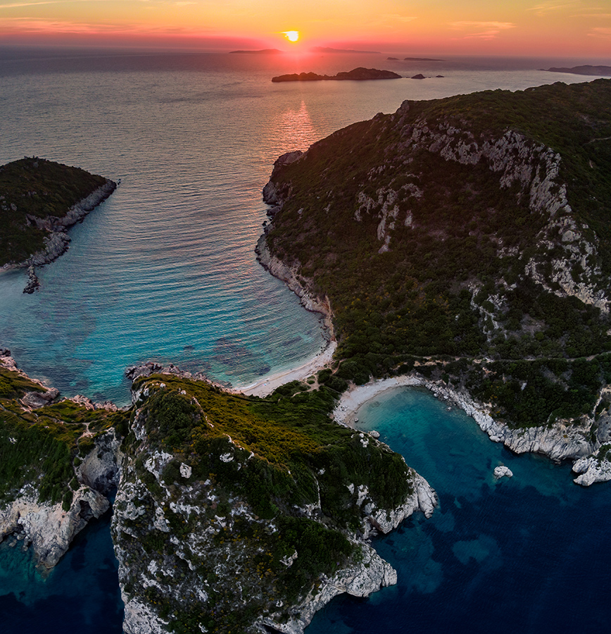 Ηλιοβασίλεμα στη διπλή παραλία στον Αφιώνα