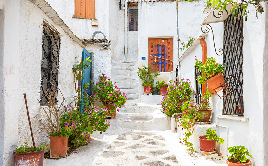 Τα Αναφιώτικα στην Πλάκα ταξιδεύουν σε νησί Τα Αναφιώτικα στην Πλάκα ταξιδεύουν σε νησί