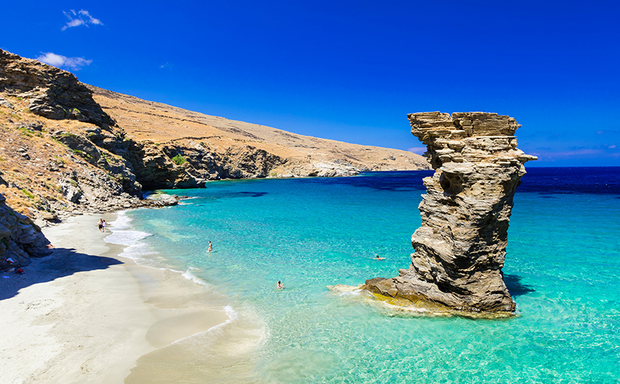 Η παραλία της γριάς το πήδημα στην Άνδρο