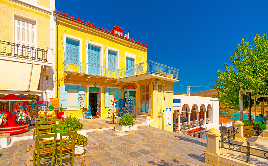 Η πλατεία στη χώρα της Άνδρου