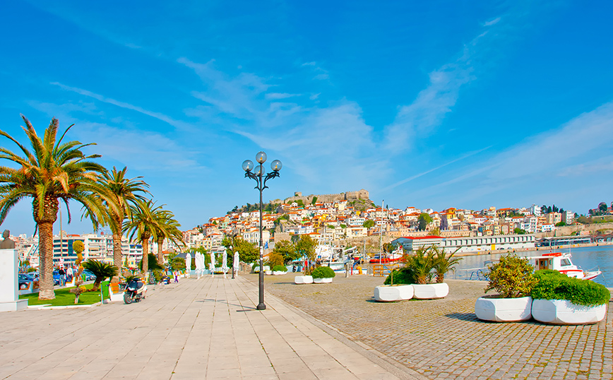 Η περαντζάδα στην Καβάλα με την παλιά πόλη στο βάθος