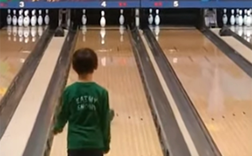 Πιτσιρικάς κάνει απίθανο κόλπο στο μπόουλινγκ και τους αφήνει όλους άφωνους