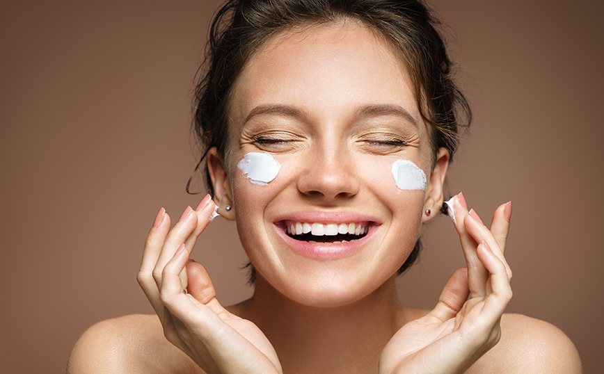 Γυναίκα με κρέμα στο πρόσωπο Γυναίκα με κρέμα στο πρόσωπο
