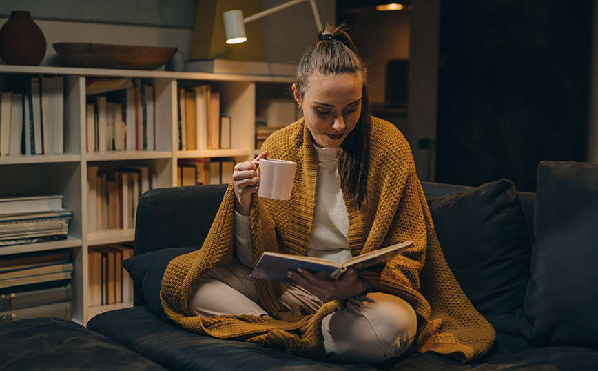 Διάβασμα βιβλίου στον καναπέ Διάβασμα βιβλίου στον καναπέ
