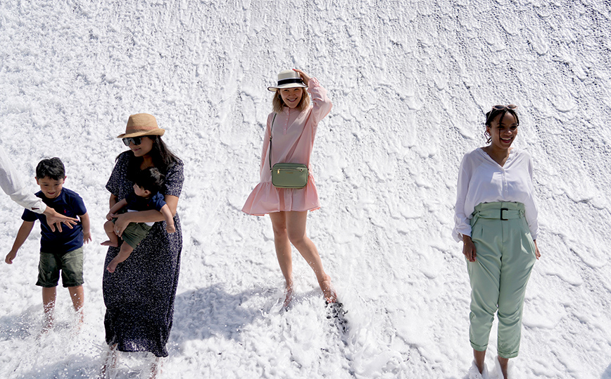 Γυναίκες φωτογραφίζονται Γυναίκες φωτογραφίζονται