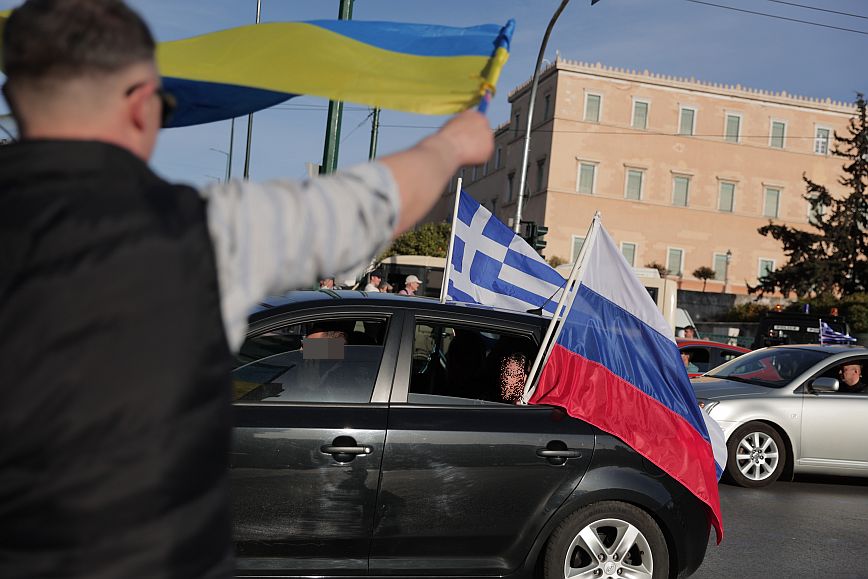 Κέντρο Αθήνας: Συγκέντρωση Ουκρανών και αυτοκινητοπομπή Ρώσων ταυτόχρονα – Δείτε φωτογραφίες