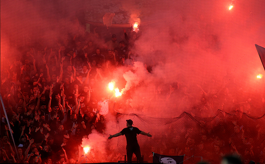 Οπαδοί του ΠΑΟΚ στον επαναληοτικό της Τούμπας Οπαδοί του ΠΑΟΚ στον επαναληοτικό της Τούμπας