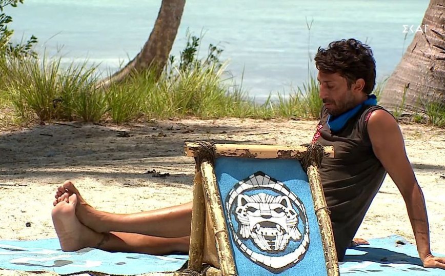 Survivor: Ο Κωνσταντίνος Εμμανουήλ έκανε ηλιοθεραπεία πριν τον αγώνα και το twitter «έκλαψε» με το σοκολατί χρώμα του