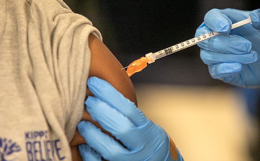 Κορονοϊός: Σχεδόν το ίδιο αποτελεσματικές οι 3 δόσεις είτε από το ίδιο εμβόλιο είτε από συνδυασμό διαφορετικών εμβολίων