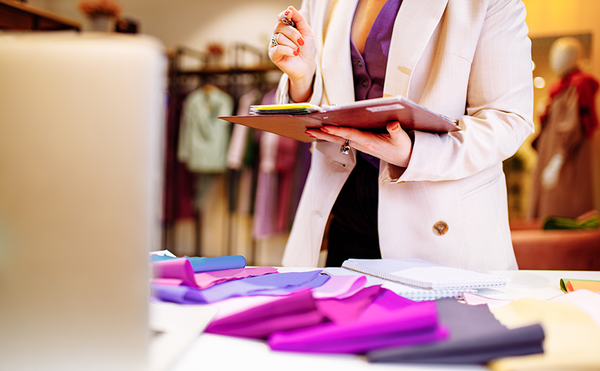 Στυλίστρια εν ώρα εργασίας Στυλίστρια εν ώρα εργασίας