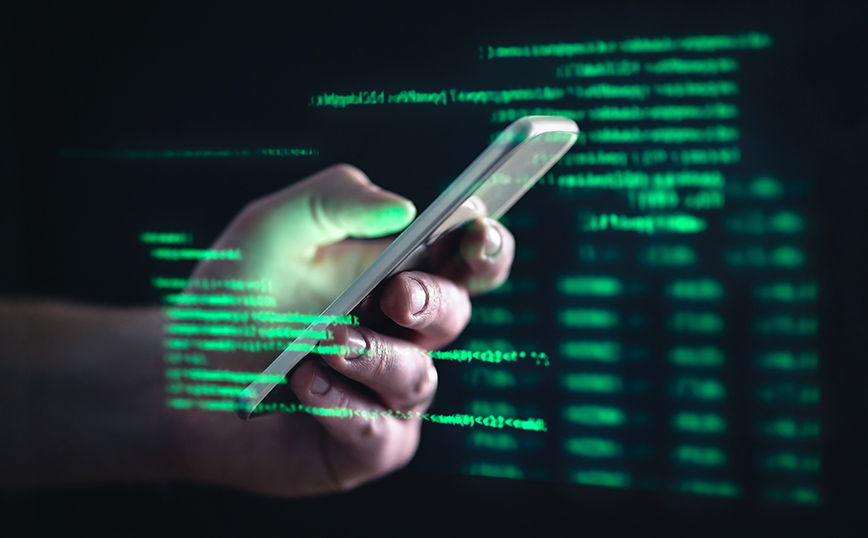 Κινητό σε χέρι και κώδικας Κινητό σε χέρι και κώδικας