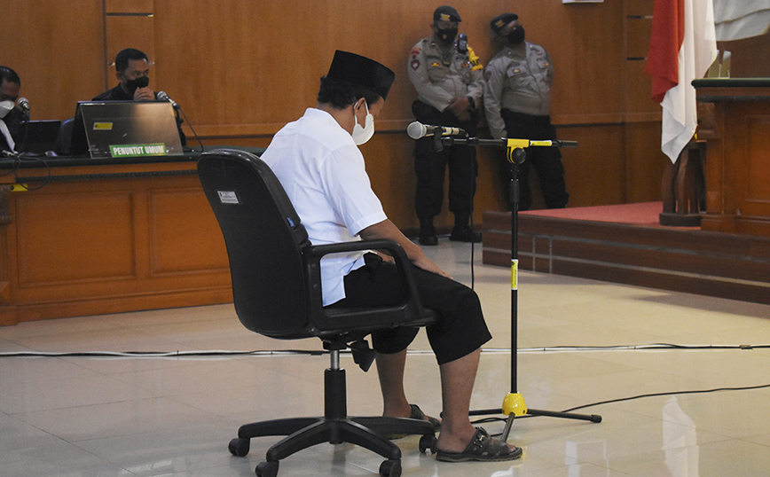 Θανατική ποινή για δάσκαλο που βίασε 13 μαθήτριες σε σχολείο στην Ινδονησία